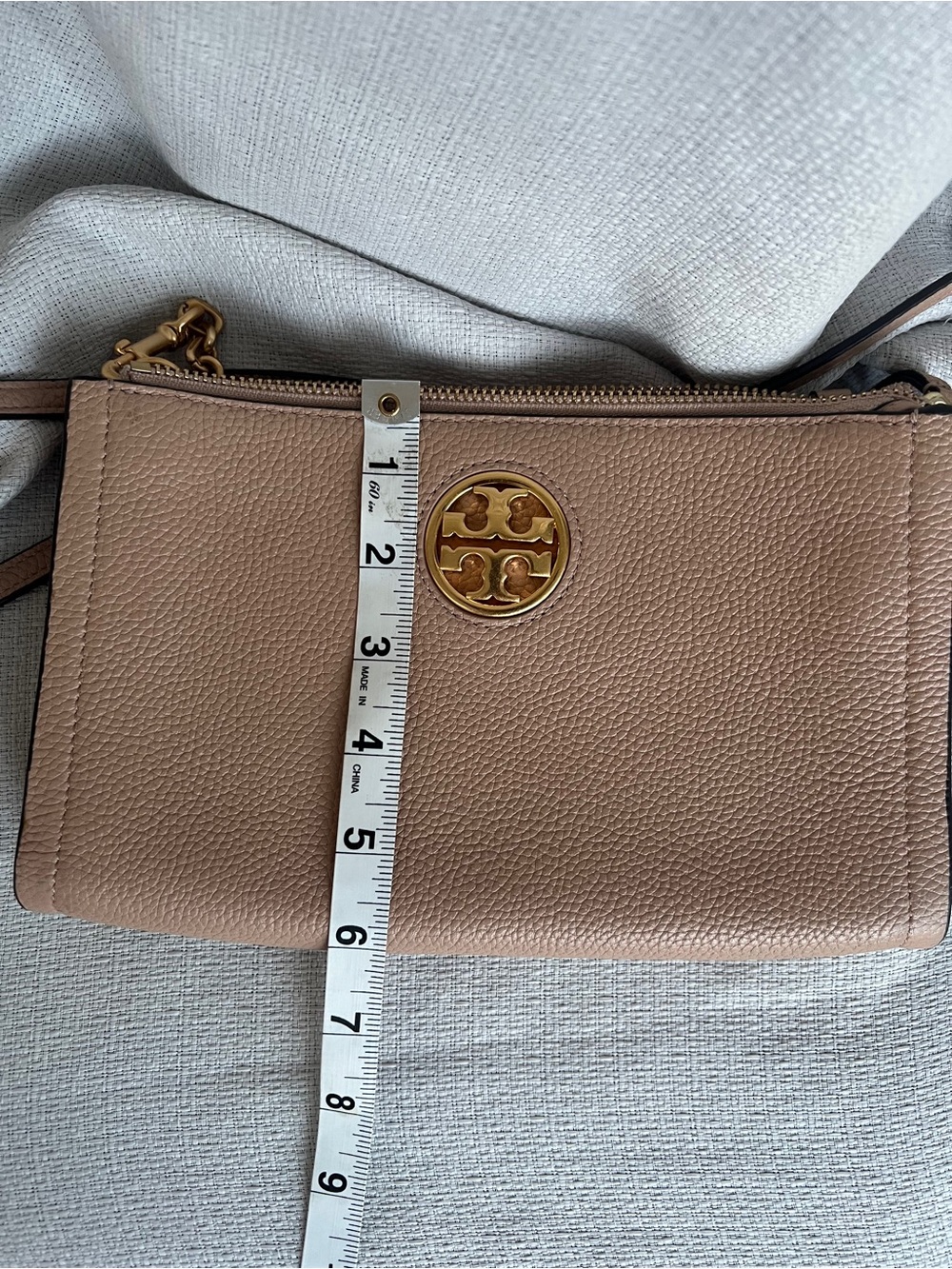 Tory Burch Taupe Pebbled Leather Logo Crossbody with Gold Hardware - Picture 7 of 12
